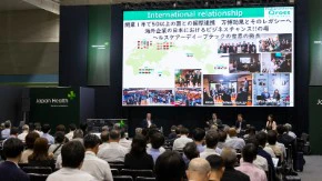 来場者が展示を閲覧している様子