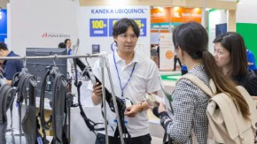 来場者が展示を閲覧している様子