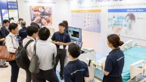 来場者が展示を閲覧している様子