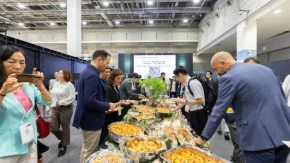 国際的な医療専門家とのネットワーキング風景