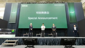 来場者が展示を閲覧している様子